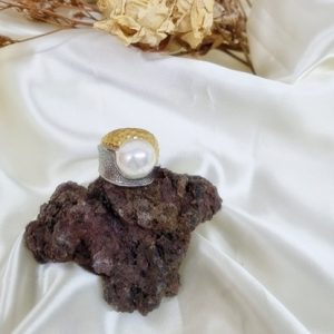 Anillo de mujer en acero bañado en oro y plateado con perla de nácar grande. un anillo de perla muy elegante, un anillo de acero para cualquier evento.