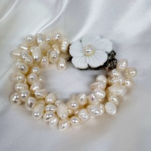 Pulsera de perlas cultivadas grande de tres vueltas y flor margarita