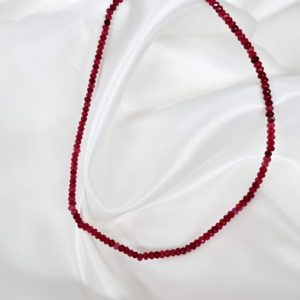 Collar gargantilla artesanal de la India Diseño con bolas facetadas de raíce de rubí natural color rojo. 40 cm Cierre de mosquetón en alpaca.